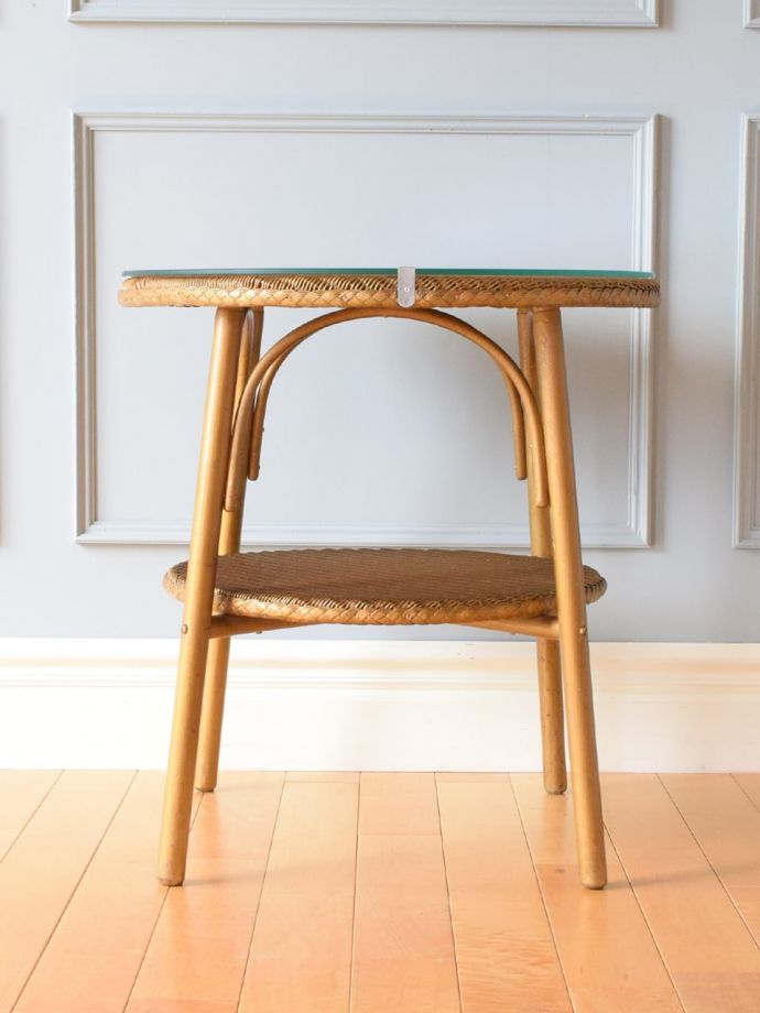 ロイドルームテーブルの側面