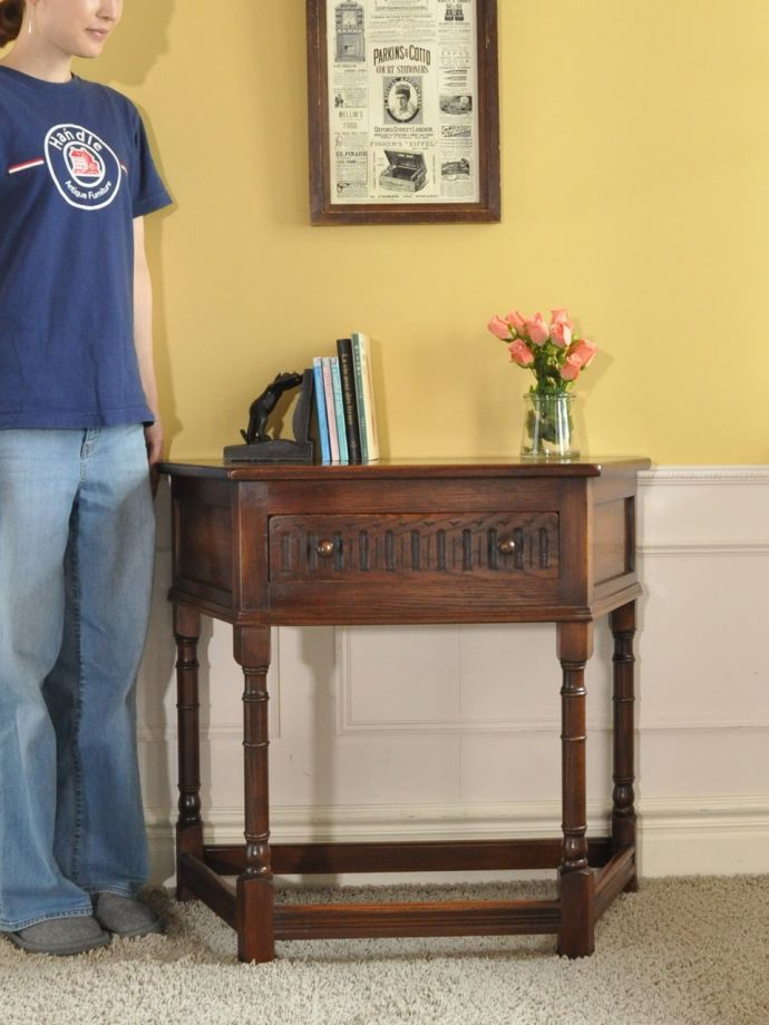 英国アンティークのコンソールテーブル