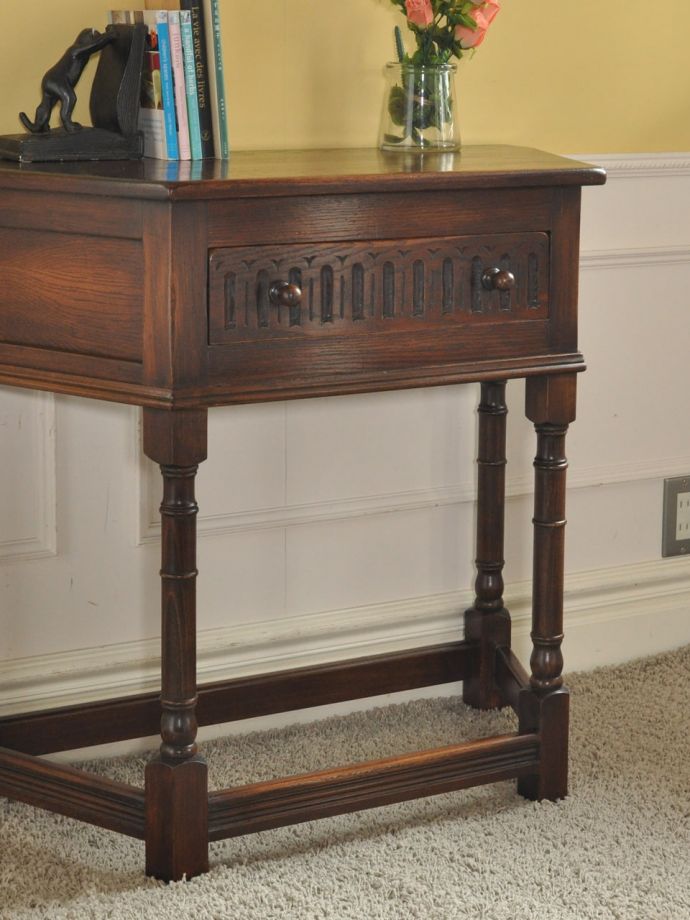 アンティーク家具らしさが漂うコンソールテーブル