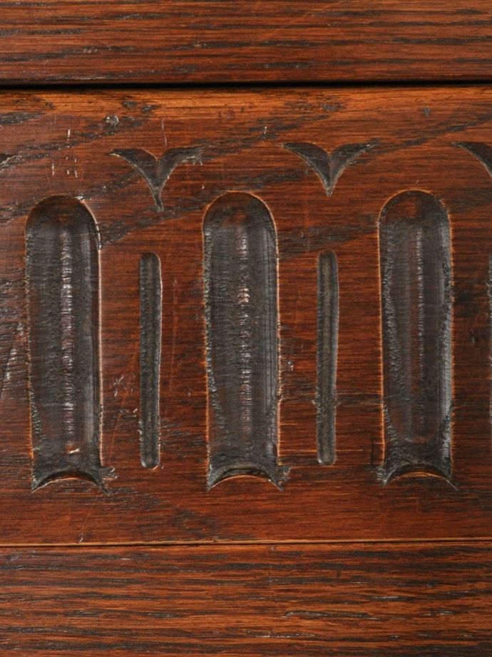 英国アンティーク家具らしい彫