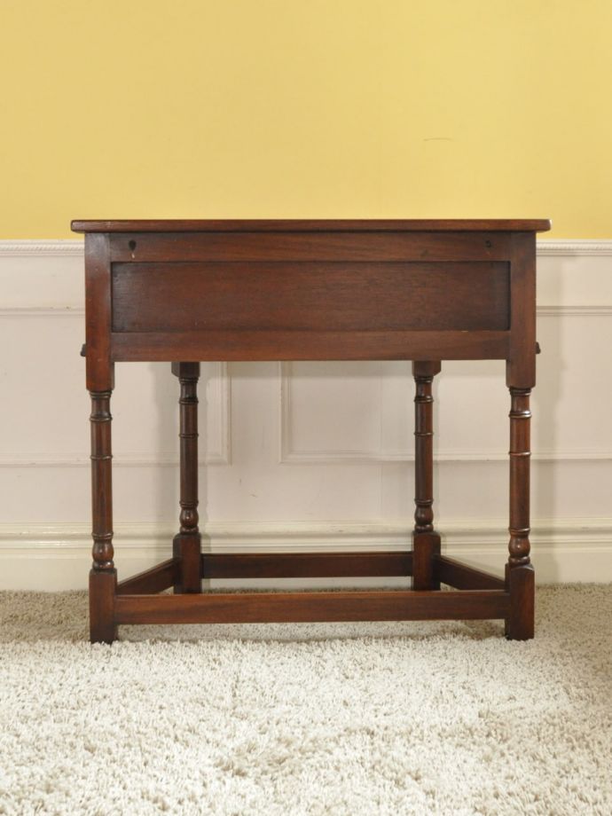 コンソールテーブルの後ろ姿