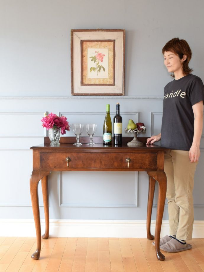 英国アンティークのコンソールテーブル