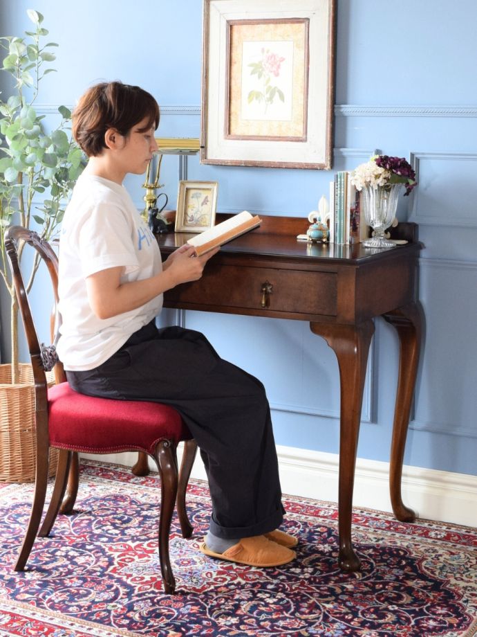 イギリスから届いたアンティークのおしゃれなコンソール