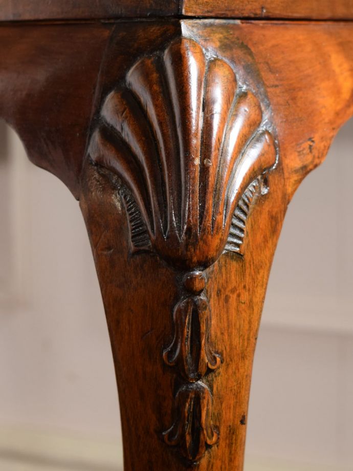 ビューローの華やかな装飾