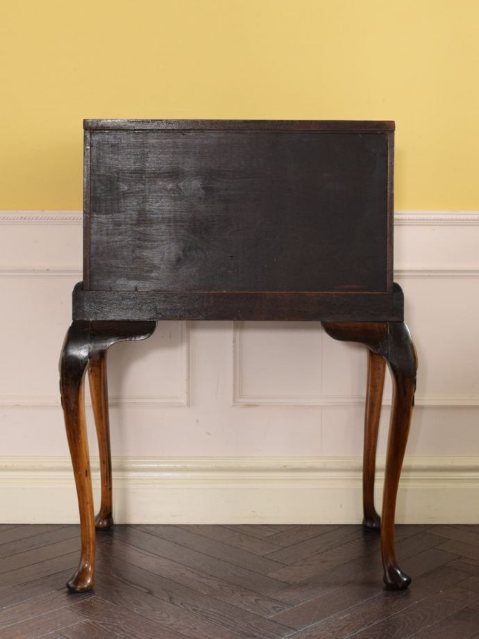 ビューローの後ろ姿