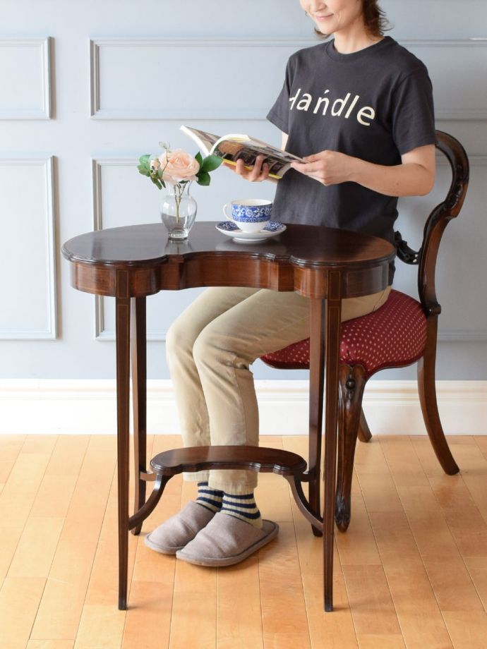 アンティークのオケージョナルテーブル