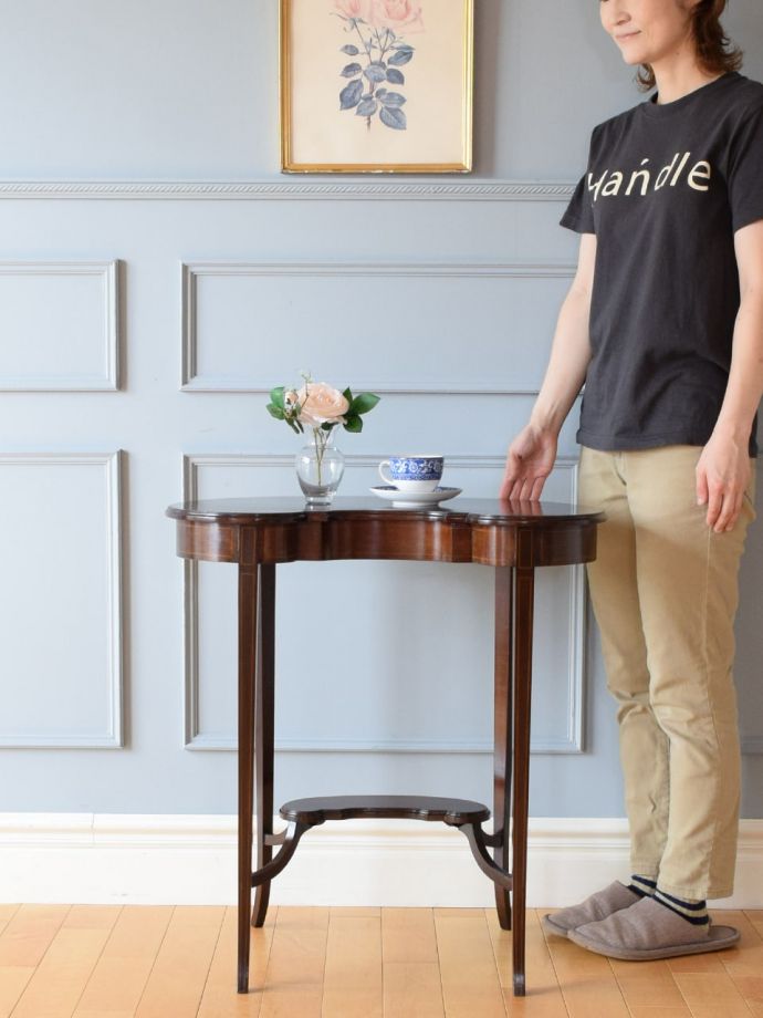 アンティークのサイドテーブル