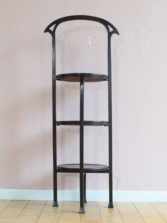 ケーキスタンドの後ろ姿