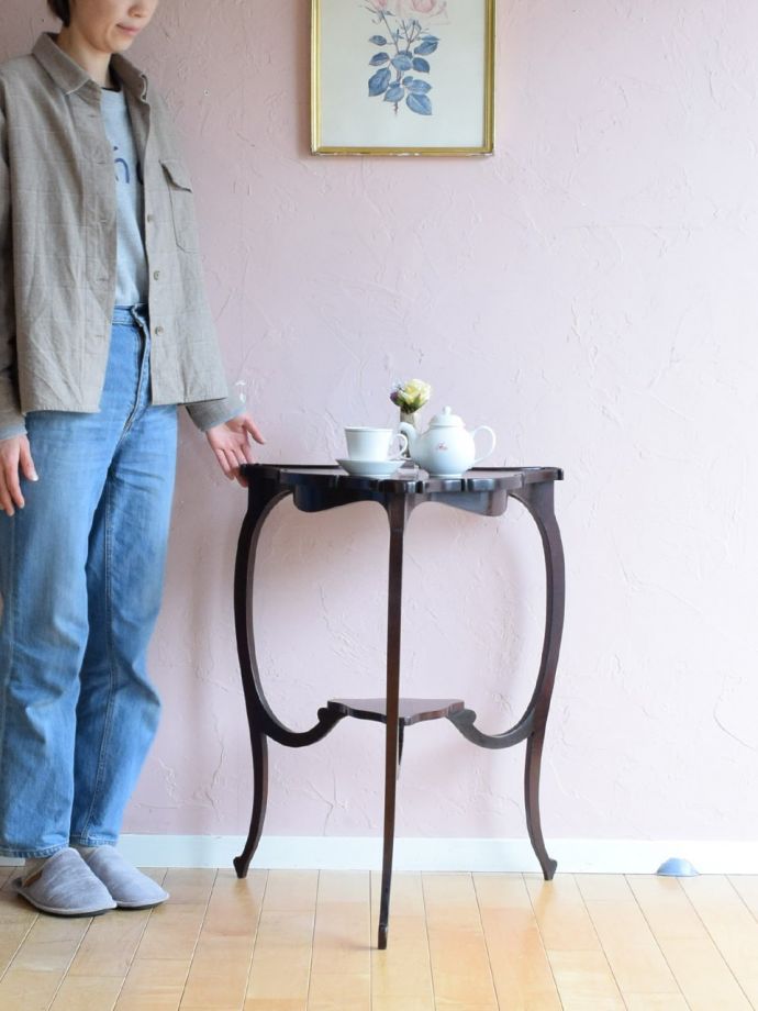 アンティークのサイドテーブル