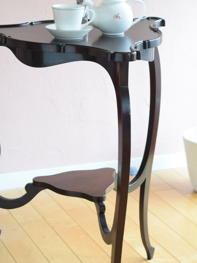 英国のアンティーク家具らしいデザイン