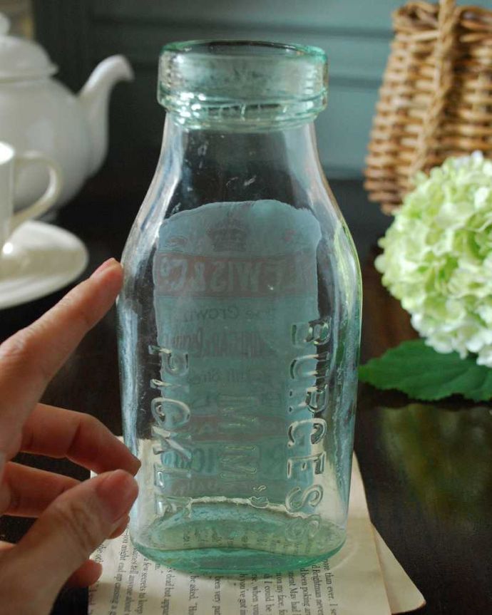 アンティーク ガラスボトル アンティーク雑貨 イギリスで見つけたラベル付きのアンティークガラスボトル(sauce vinegar&pickle )。後ろ側を見ると・・・なんとなくゆがんでいたり、気泡が入っていたり・・・そこがアンティークらしさです。(k-3046-z)