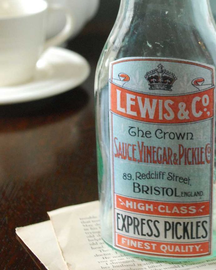 アンティーク ガラスボトル アンティーク雑貨 イギリスで見つけたラベル付きのアンティークガラスボトル(sauce vinegar&pickle )。ほっこりした気分になるアンティークのガラス瓶今の時代、プラスチックやペットボトルが当たり前だけれど、当時はこんなに可愛いビンの中に入れられていたんだな・・・って。(k-3046-z)