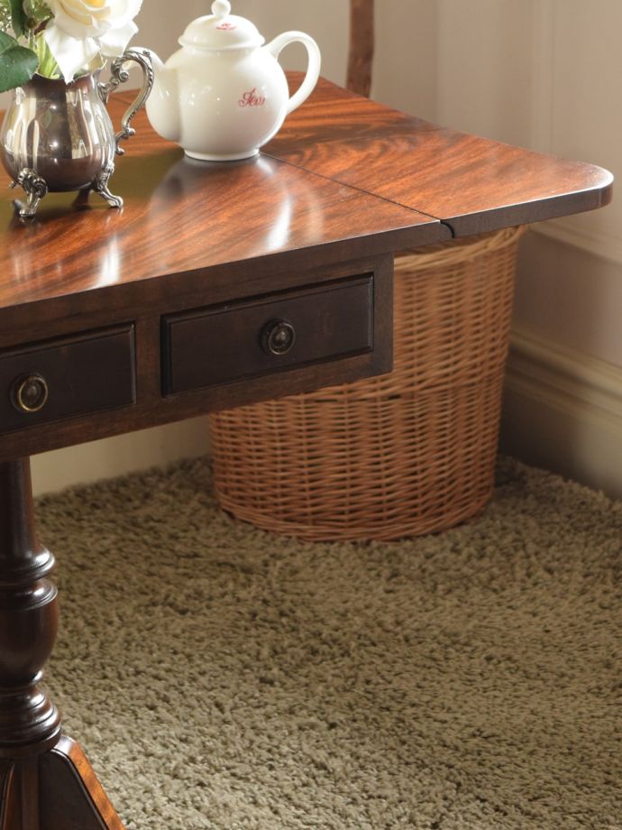 英国のアンティーク家具らしいデザイン