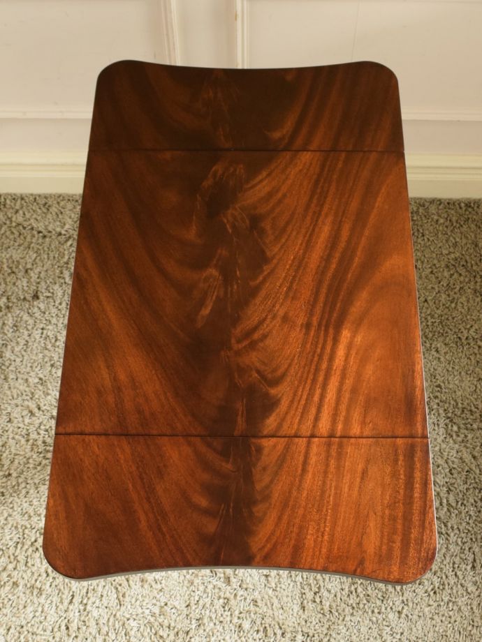 天板を広げた折り畳みテーブル