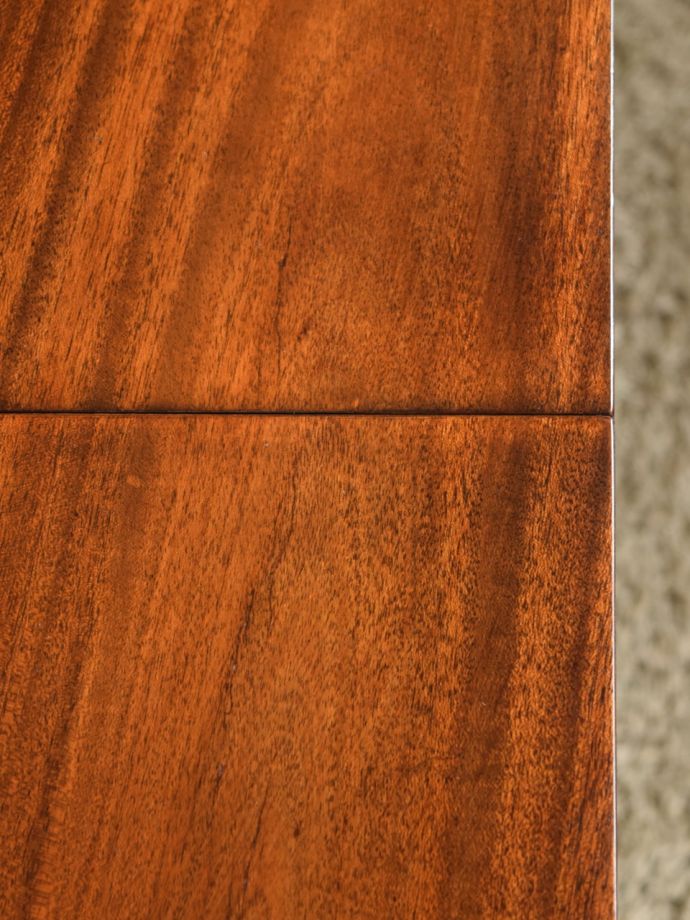 アンティークテーブルらしい木目