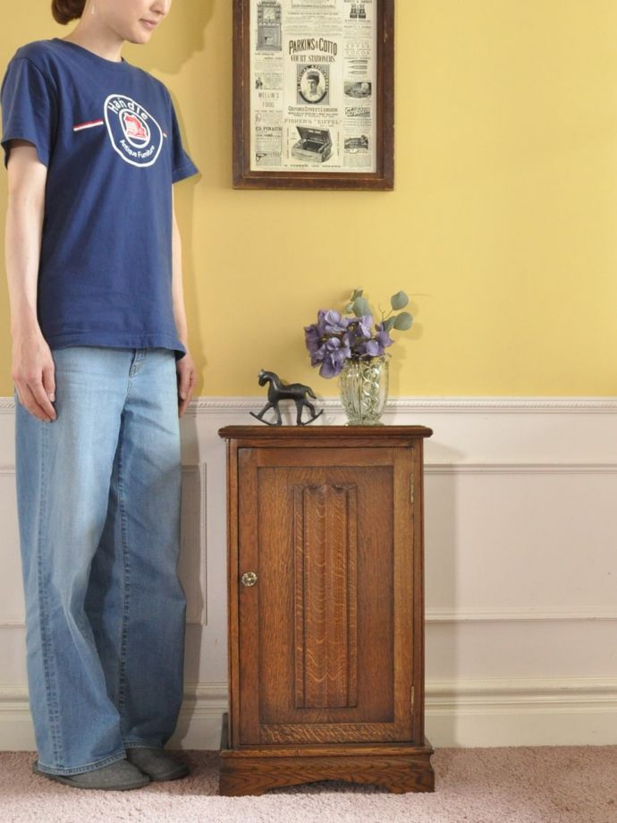 アンティークのサイドキャビネット