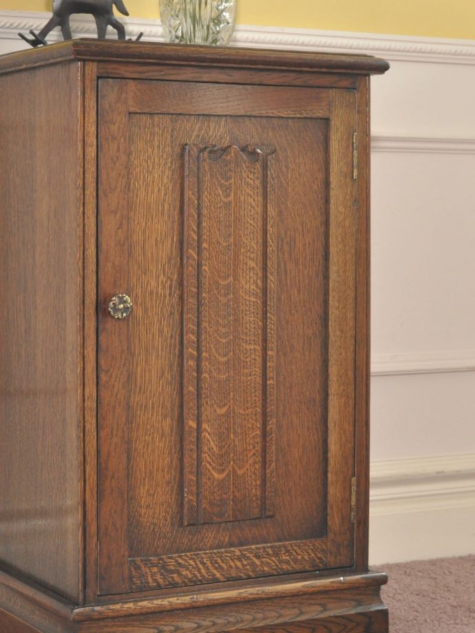 アンティーク家具らしい美しい杢目