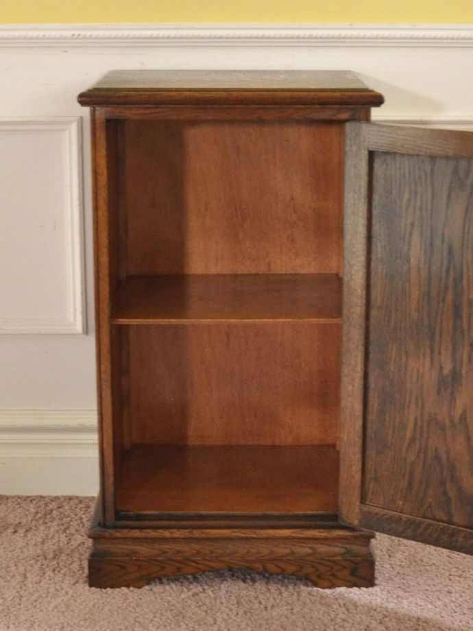 サイドキャビネットの扉の中