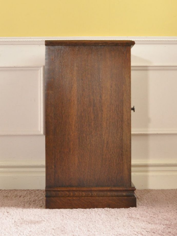 サイドキャビネットの側面