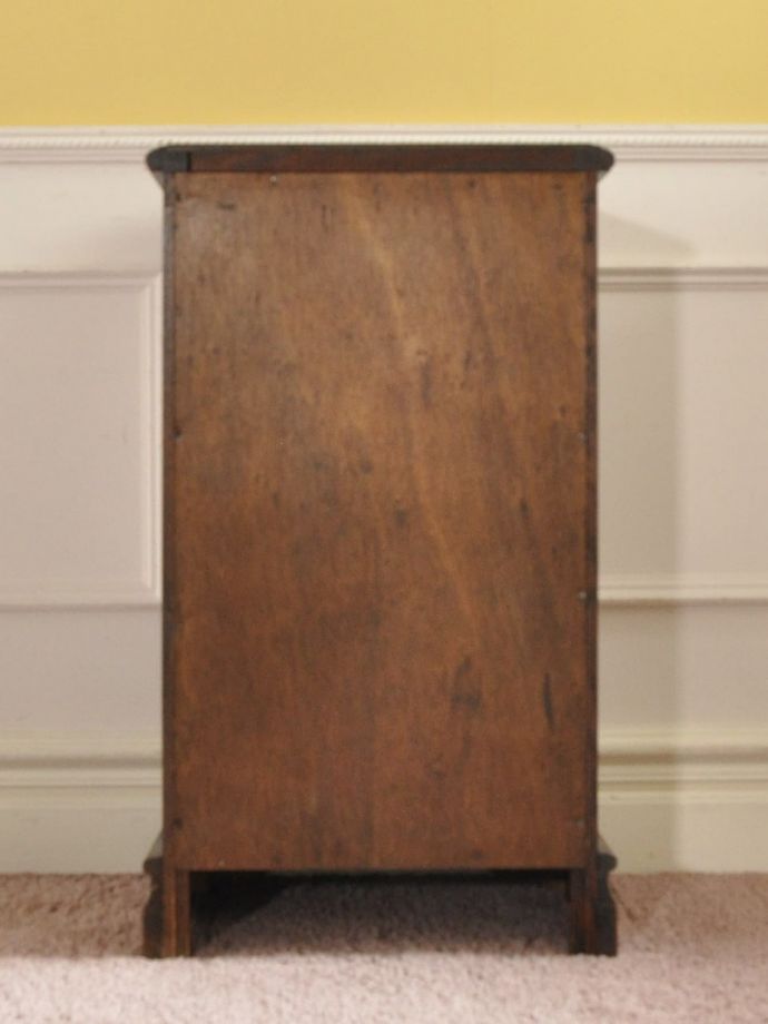 サイドキャビネットの後ろ姿