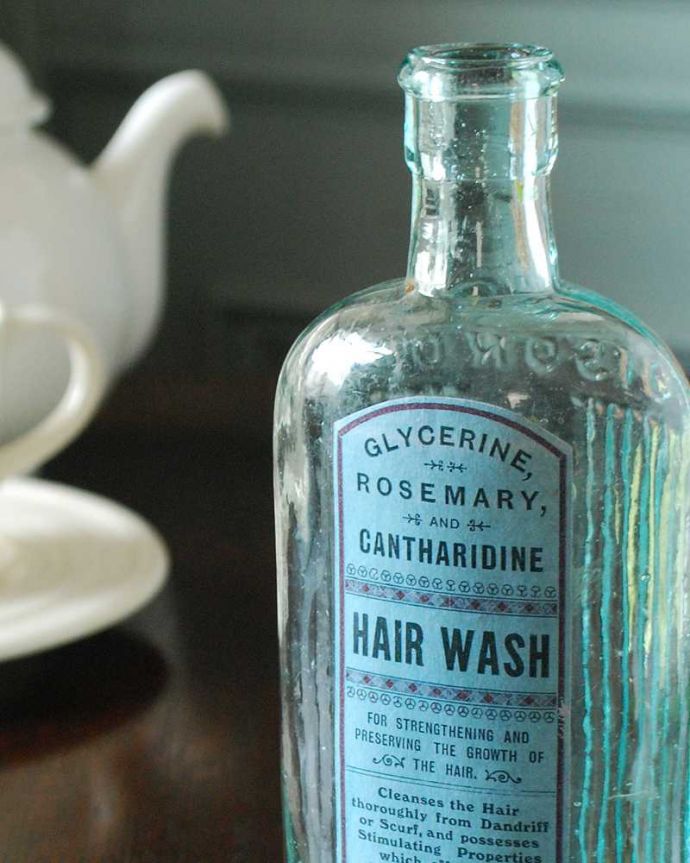 アンティーク ガラスボトル　アンティーク雑貨　イギリスで見つけたラベル付きのアンティークガラスボトル（HAIR WASH）。ほっこりした気分になるアンティークのガラス瓶今の時代、プラスチックやペットボトルが当たり前だけれど、当時はこんなに可愛いビンの中に入れられていたんだな･･･って。(k-3048-z)