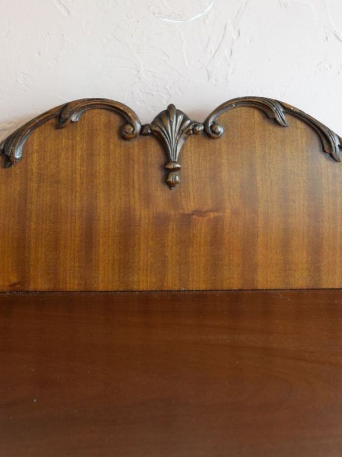 英国アンティーク家具らしい彫