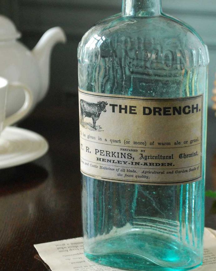 アンティーク ガラスボトル　アンティーク雑貨　アンティークのラベル付きガラスボトル（THE DRENCH ）。ほっこりした気分になるアンティークのガラス瓶今の時代、プラスチックやペットボトルが当たり前だけれど、当時はこんなに可愛いビンの中に入れられていたんだな･･･って。(k-3049-z)