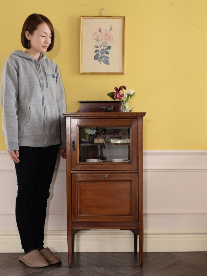 英国アンティークのキャビネット