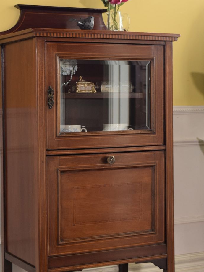 アンティーク家具らしさが漂うキャビネット