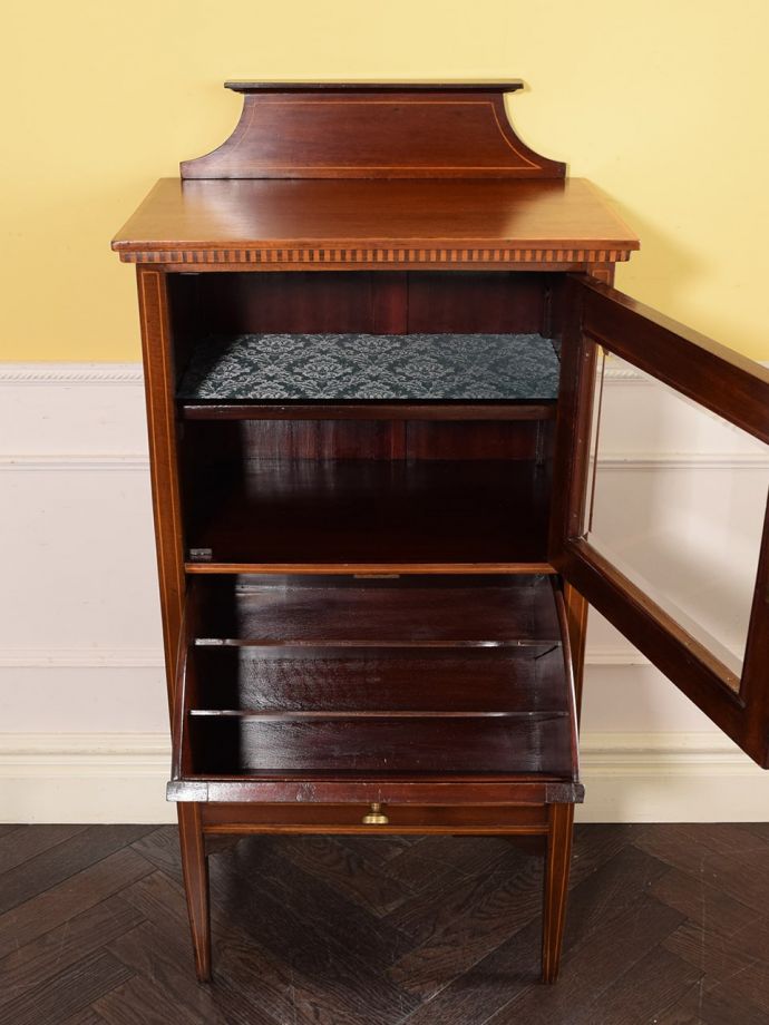 アンティークキャビネット扉の中