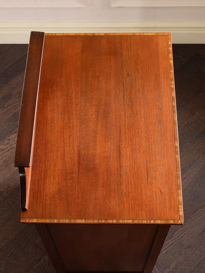 アンティークのキャビネットの天板