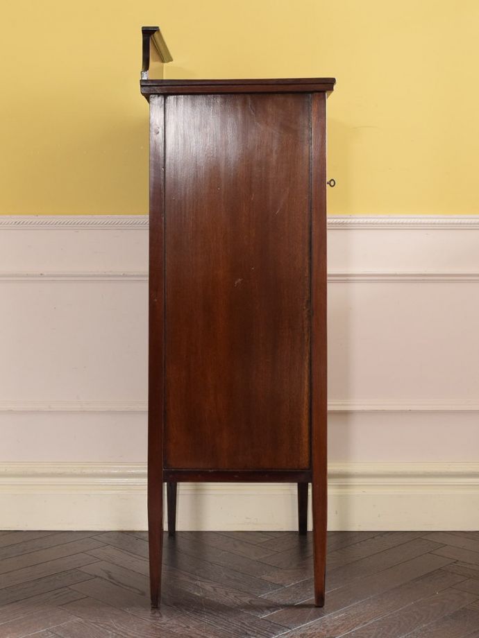 キャビネットの側面