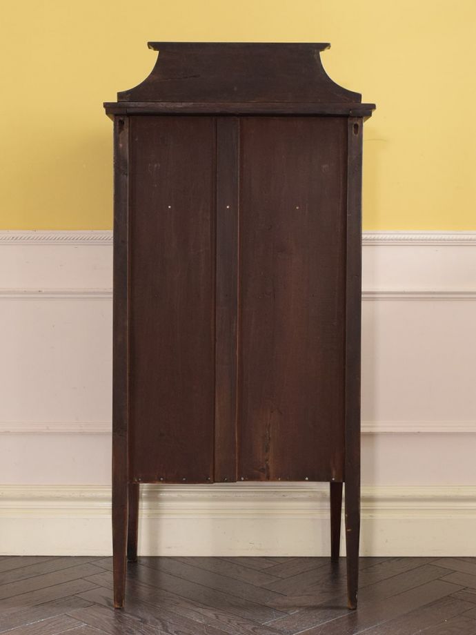 ガラスキャビネットの後ろ姿