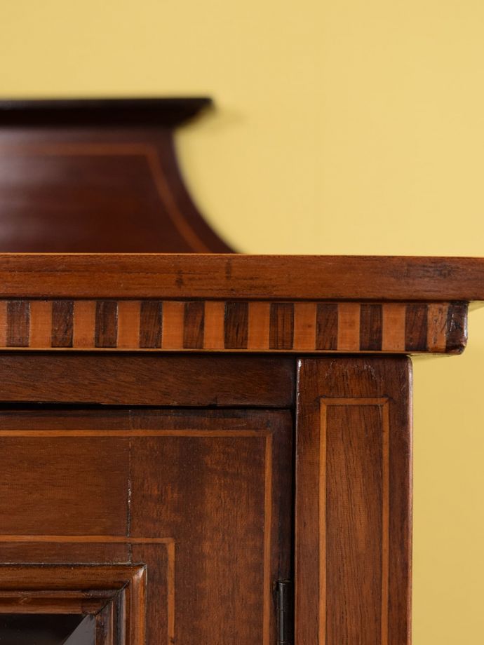 英国アンティーク家具らしい装飾