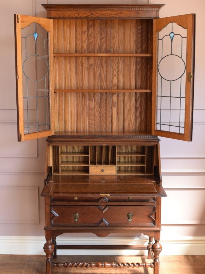 ビューローキャビネットの扉の中