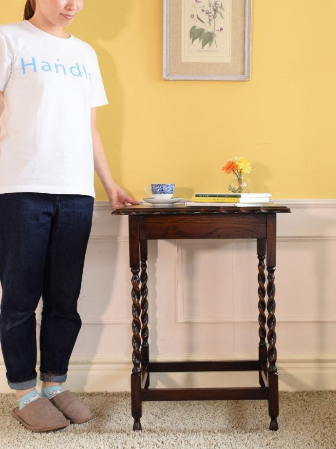 アンティークのオケージョナルテーブル