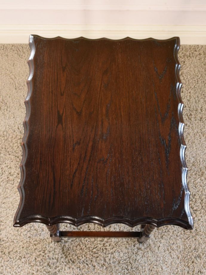 アンティークのサイドテーブルの天板