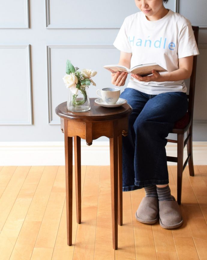 アンティークのオケージョナルテーブル