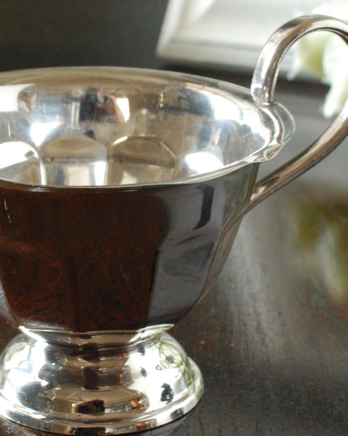 アンティーク シルバー製 アンティーク雑貨 優雅なお茶の時間が楽しめるアンティークのシルバープレート、ミルクピッチャー。お茶の時間に欠かせないミルクピッチャーミルクティーが大好きな英国人が作ったシルバーのミルクピッチャーは、たっぷりミルクが注げるようにサイズが大きめです。(k-3055-z)