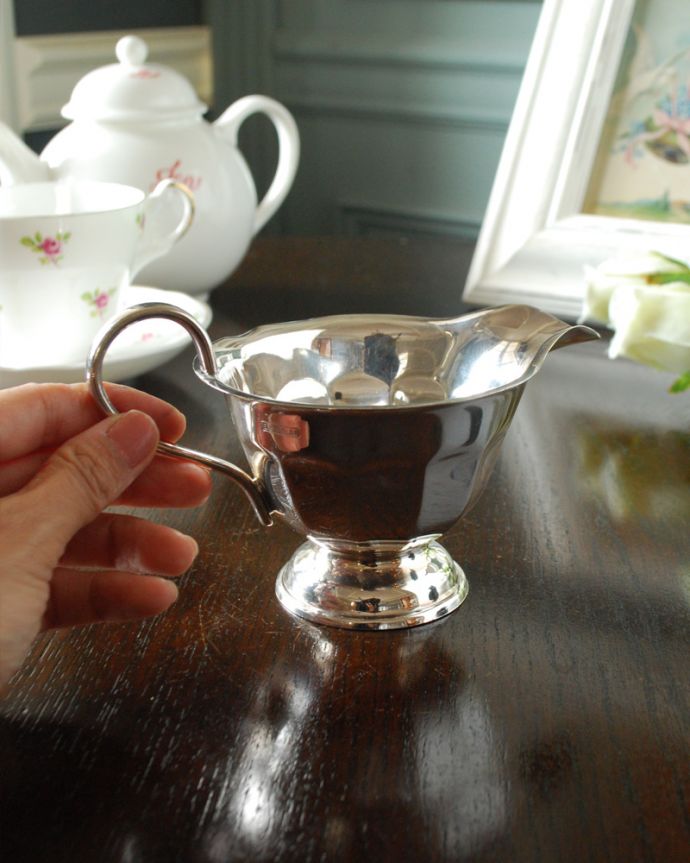 アンティーク シルバー製 アンティーク雑貨 優雅なお茶の時間が楽しめるアンティークのシルバープレート、ミルクピッチャー。持ち手もしっかり付いています昔と同じようにミルクを入れて使うのはもちろん使い方は自由自在。(k-3055-z)