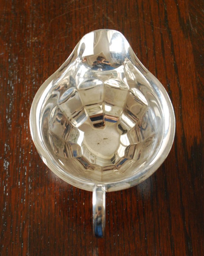 アンティーク シルバー製 アンティーク雑貨 優雅なお茶の時間が楽しめるアンティークのシルバープレート、ミルクピッチャー。上から見るとこんな感じです。(k-3055-z)