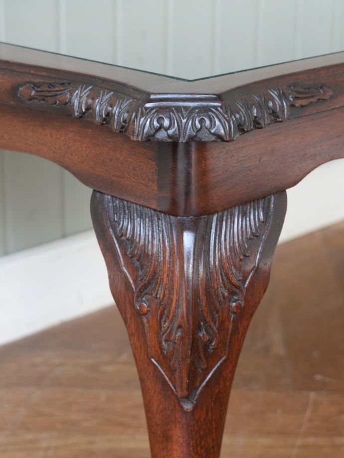 英国アンティーク家具らしい装飾