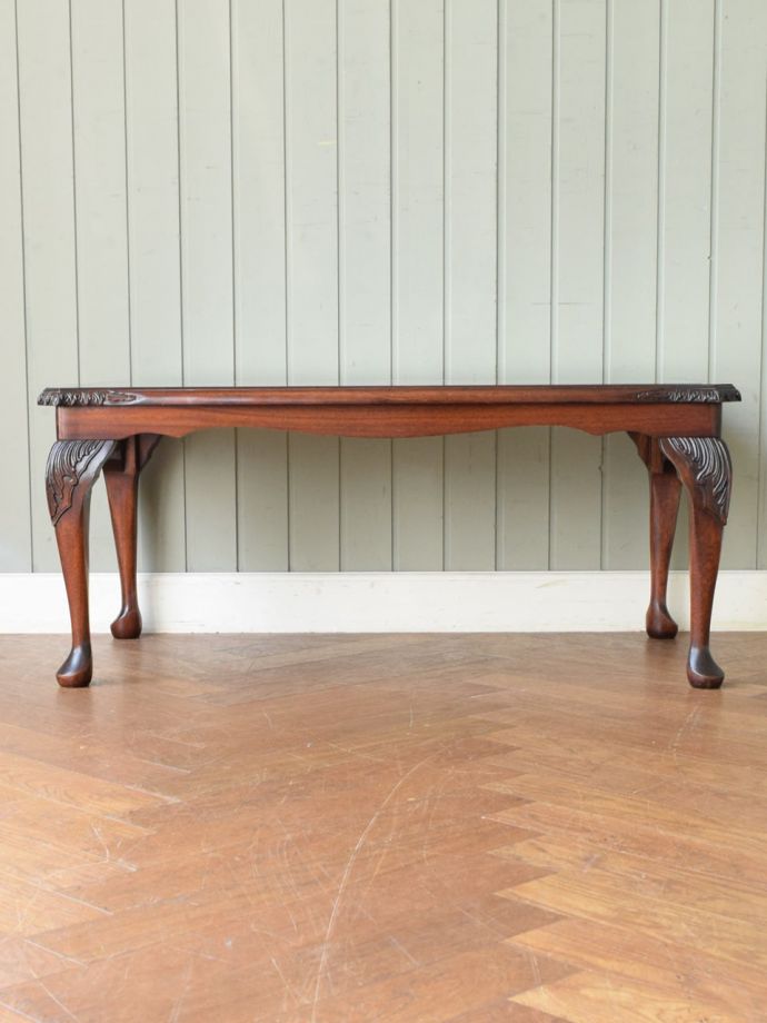 コーヒーテーブルの後ろ姿