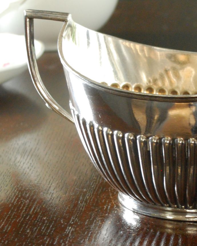 アンティーク シルバー製　アンティーク雑貨　英国アンティークのシルバープレート雑貨、持ち手付きの大きなシュガーボウル。アフタヌーンティーをより楽しむ器英国の人にとって大切なアフタヌーンティー。(k-3057-z)