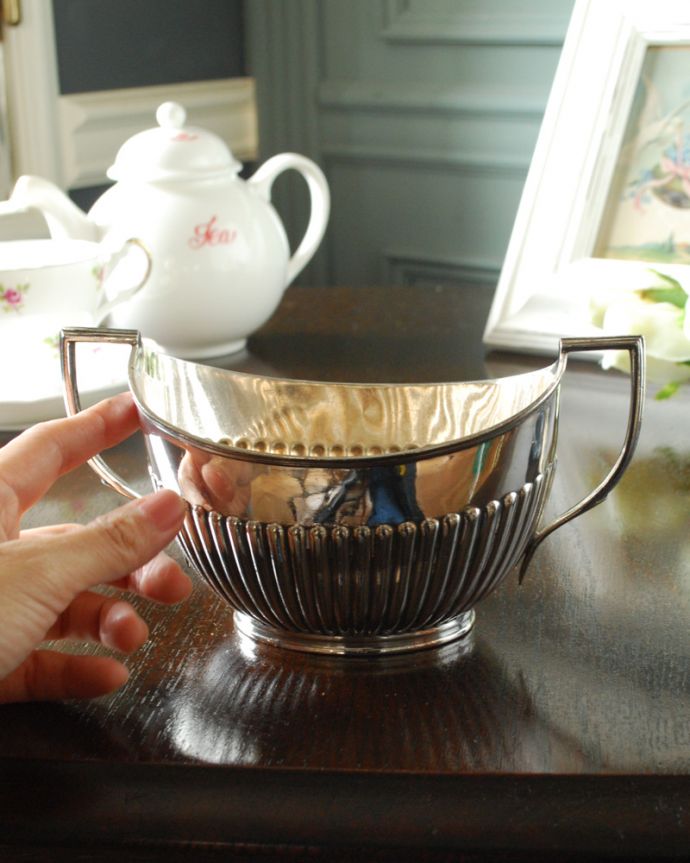 アンティーク シルバー製　アンティーク雑貨　英国アンティークのシルバープレート雑貨、持ち手付きの大きなシュガーボウル。高級だったお砂糖を入れるための器昔はとても高級だったお砂糖は、大きな塊を砕いて使っていたのでサイズがとっても大きいので、使い方は自由です。(k-3057-z)