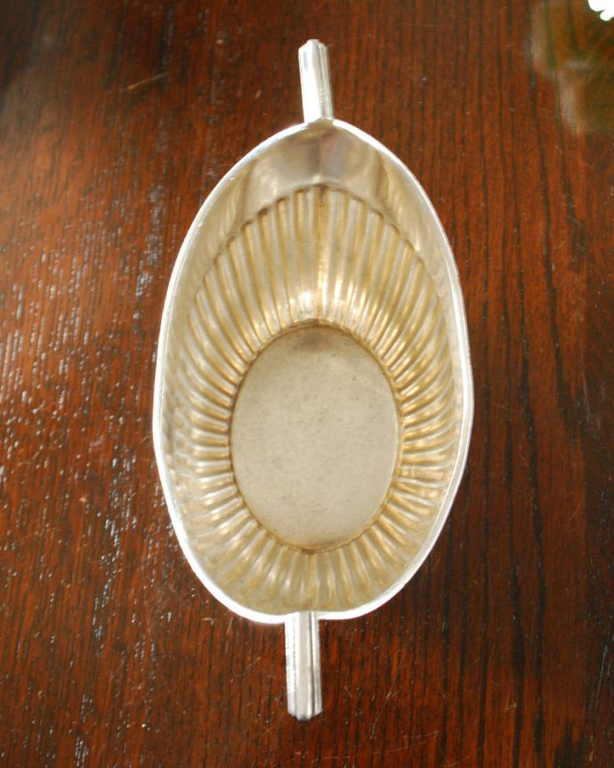 アンティーク シルバー製　アンティーク雑貨　英国アンティークのシルバープレート雑貨、持ち手付きの大きなシュガーボウル。上から見ると･･･アンティークのため、多少の欠け・傷がある場合がありますが、使用上問題はありませんので、ご了承下さい。(k-3057-z)