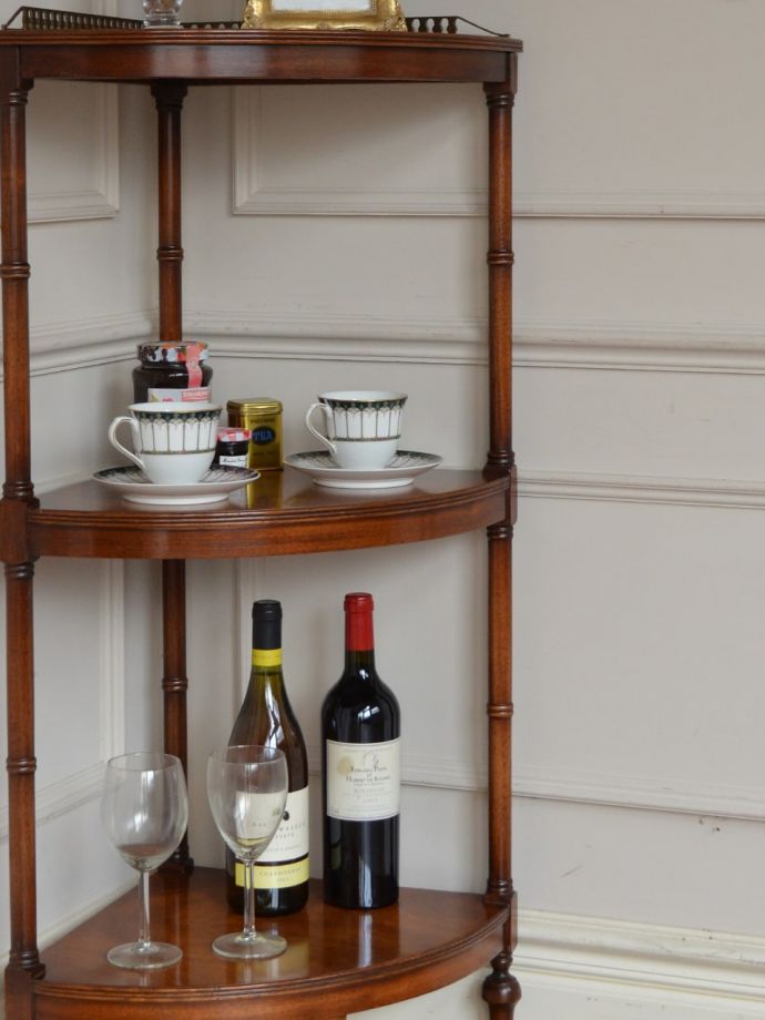 アンティークのオープンシェルフ