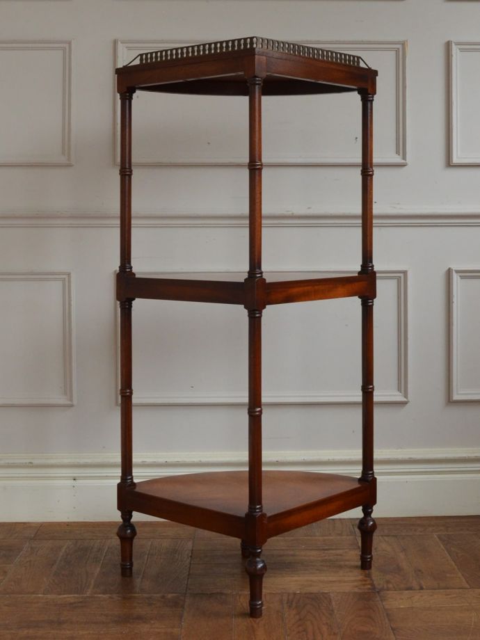 キャビネットの後ろ姿