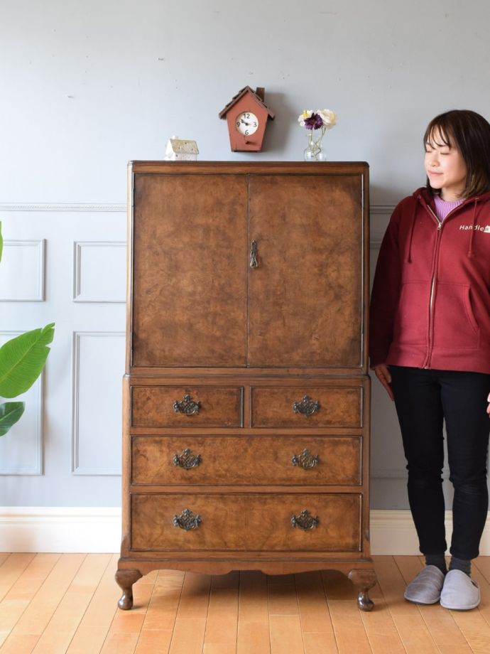 英国アンティークのキャビネット