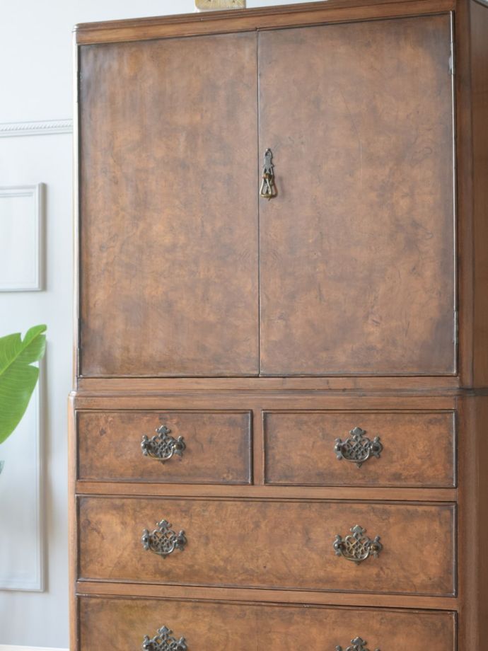 アンティーク家具らしい美しい杢目